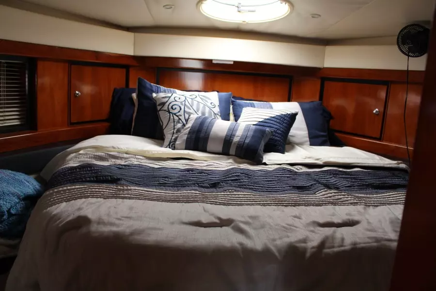 2000 Carver Trojan 440 Express