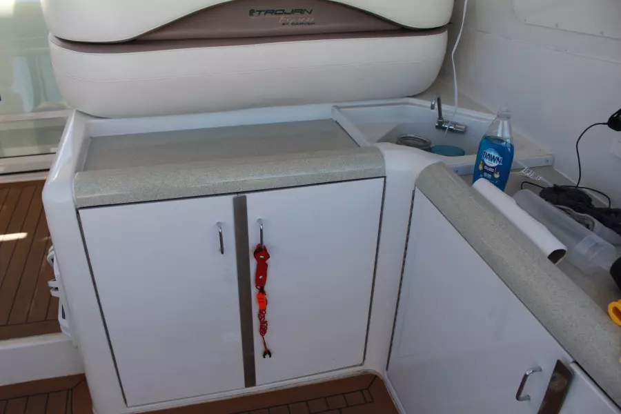 2000 Carver Trojan 440 Express