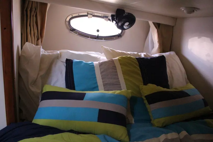 2000 Carver Trojan 440 Express