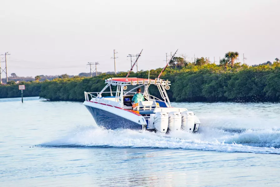 2005 Fountain 38 LX 04