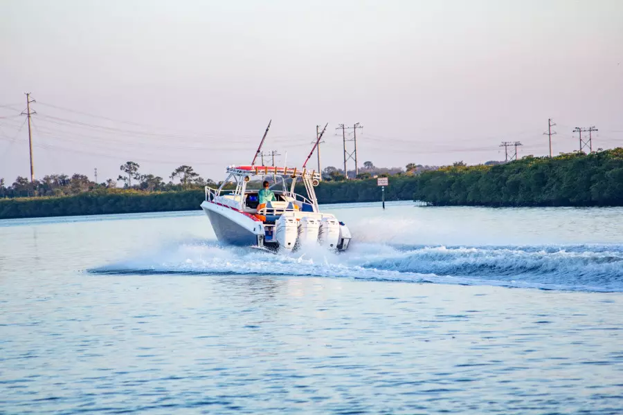 2005 Fountain 38 LX 02