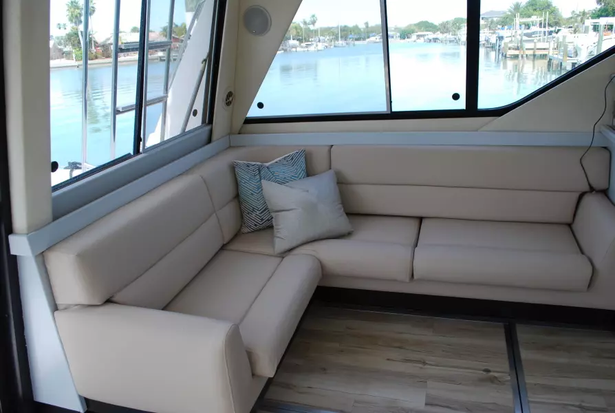 1996 Bayliner 3988 Command Bridge