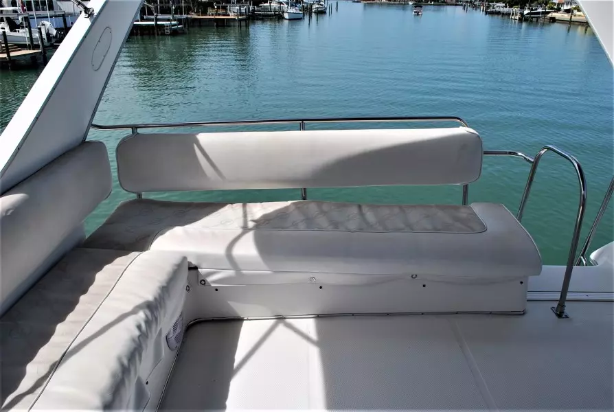 1996 Bayliner 3988 Command Bridge