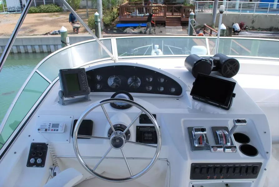 1996 Bayliner 3988 Command Bridge