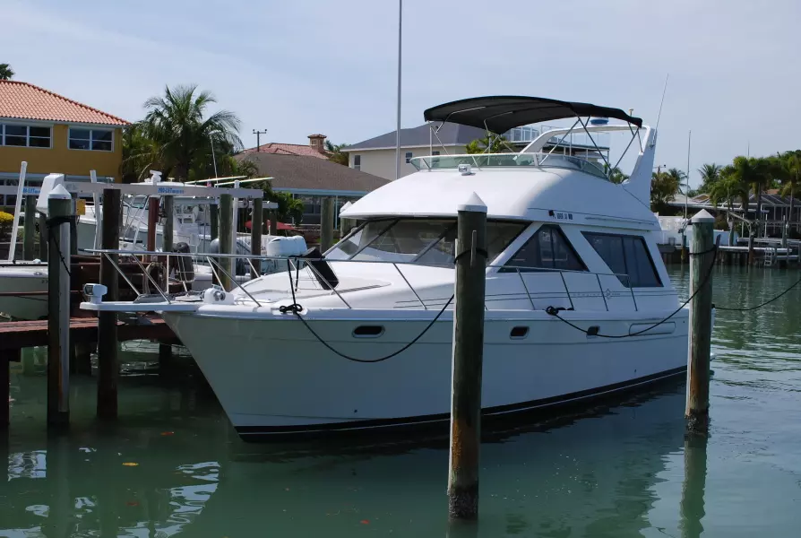 1996 Bayliner 3988 Command Bridge