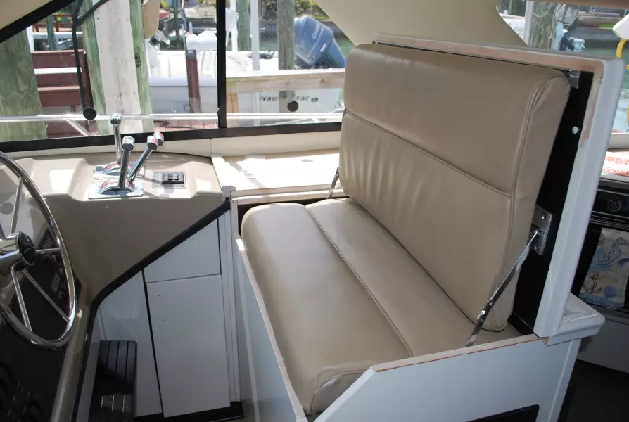 1996 Bayliner 3988 Command Bridge