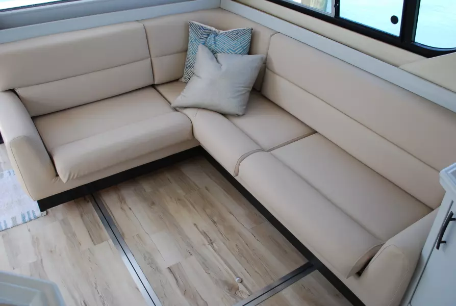 1996 Bayliner 3988 Command Bridge