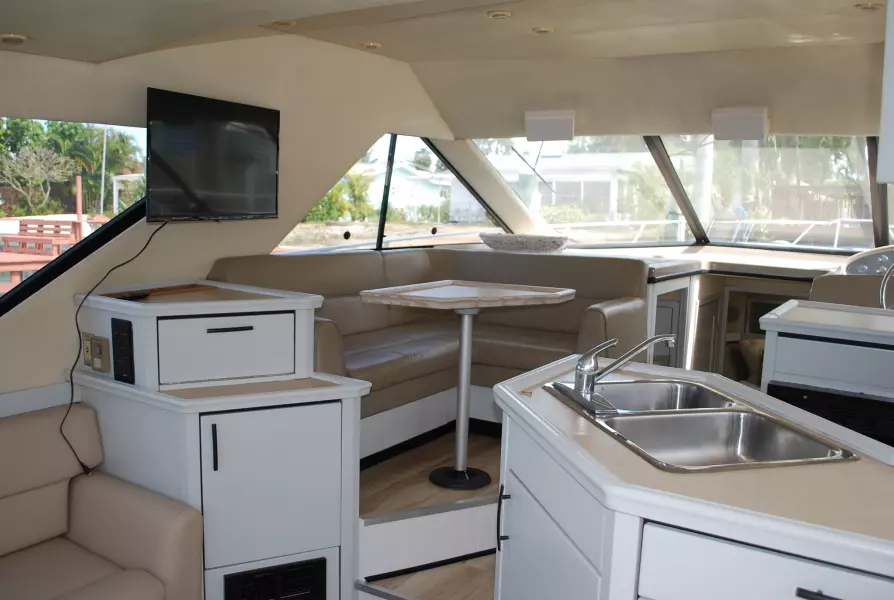 1996 Bayliner 3988 Command Bridge