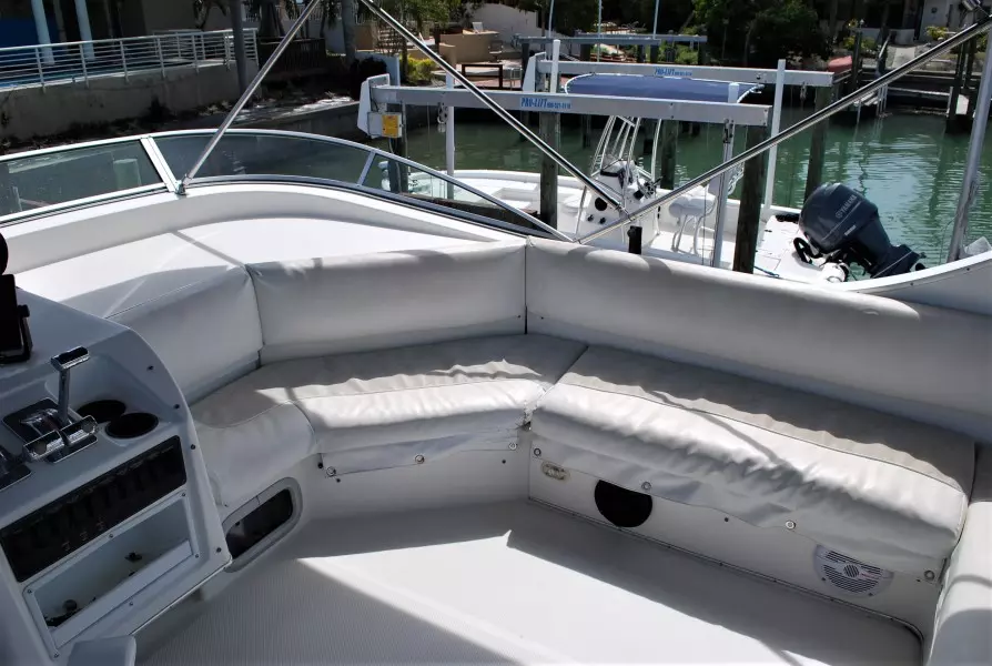 1996 Bayliner 3988 Command Bridge
