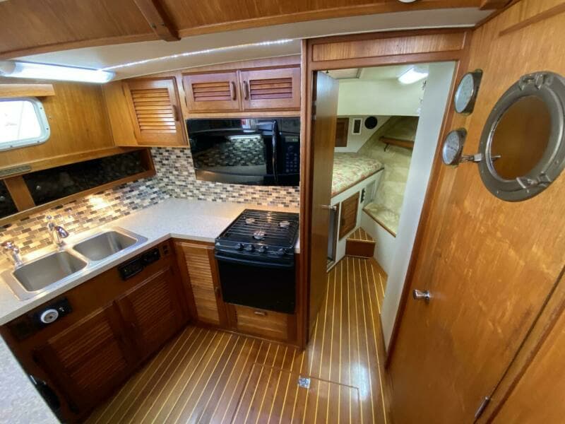 1983 Tollycraft Aft Cabin