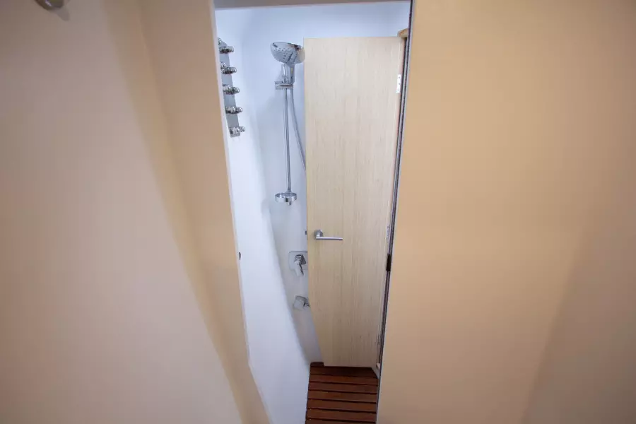Guest Shower Stall Starboard Hull