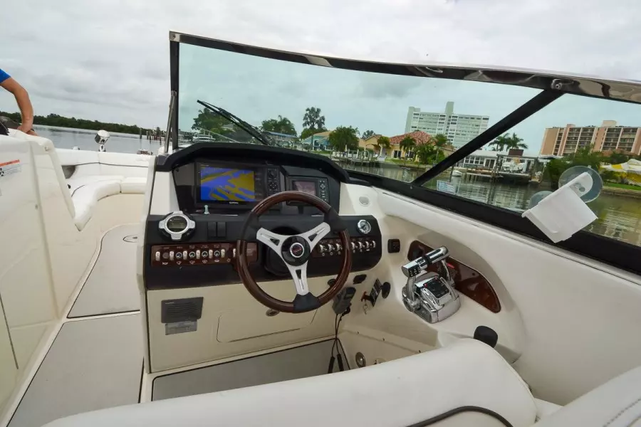 2010 Sea Ray 300 SLX 04