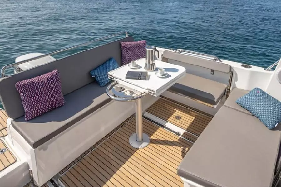 2026 Beneteau Antares 8