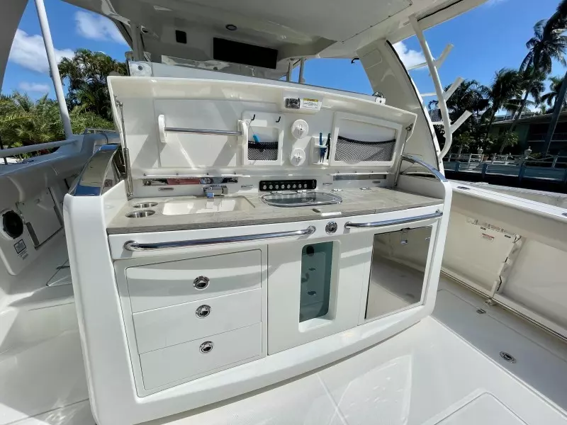 2016 Boston Whaler 420 Outrage