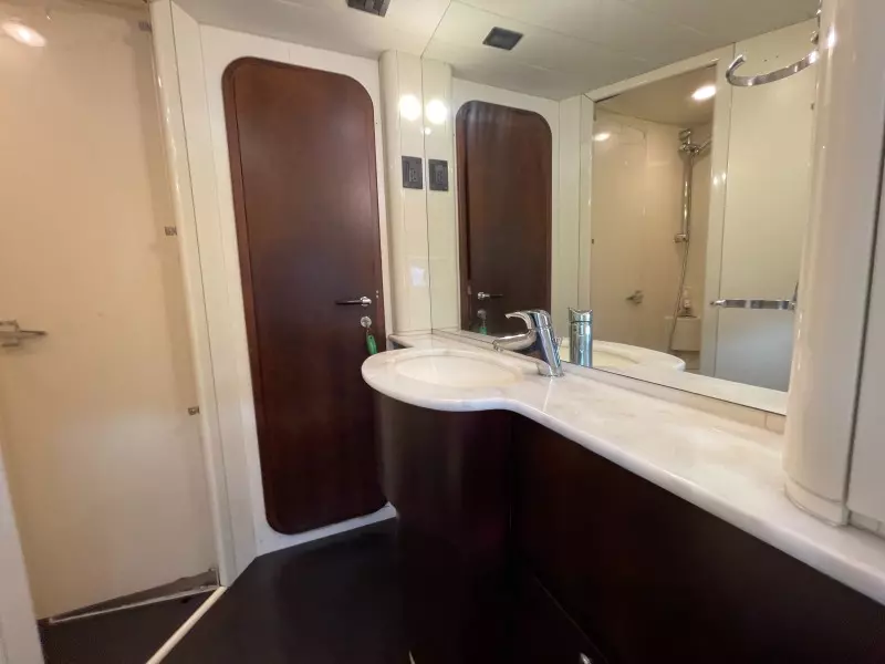 2001 Ferretti Yachts 680