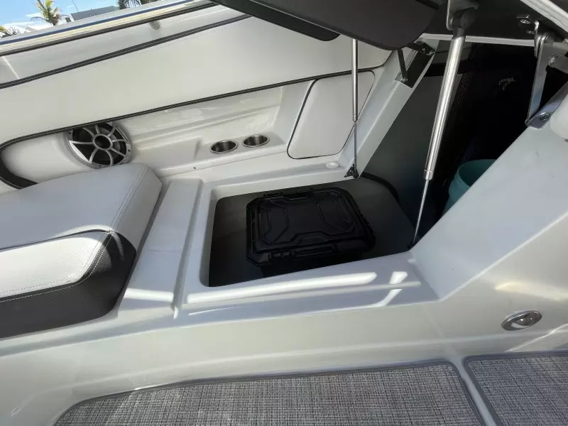 2021 Crownline 255 XSS