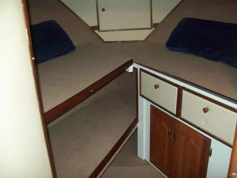 21 Under The Wire 1979 Chris Craft Catalina V Berth
