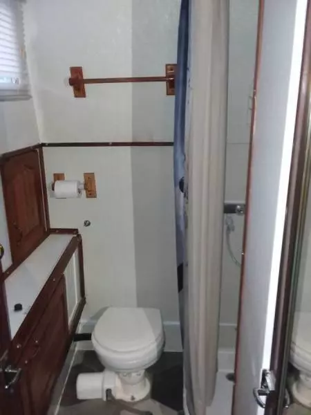 29 Under The Wire 1979 Chris Craft Catalina Head2