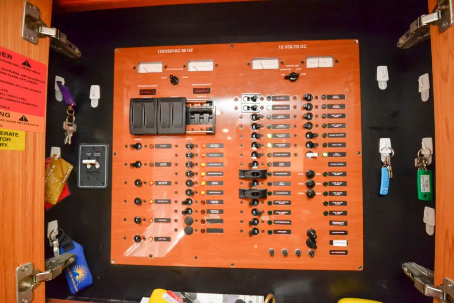 2006 Mainship 430 Trawler