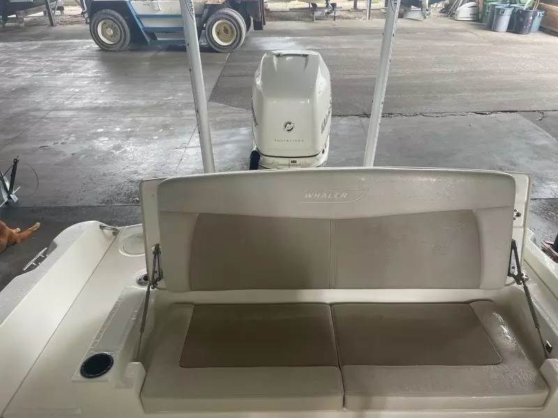 2017 Boston Whaler 270 Dauntless