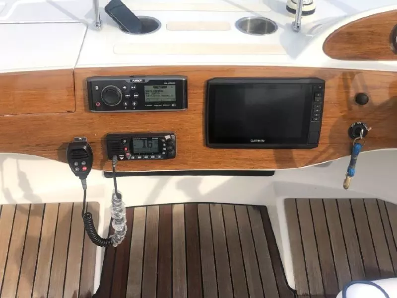 2016 Vanquish 26 Runabout