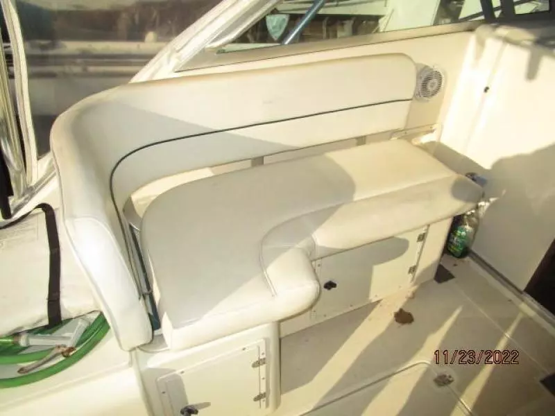 30' Pursuit upper deck port seating