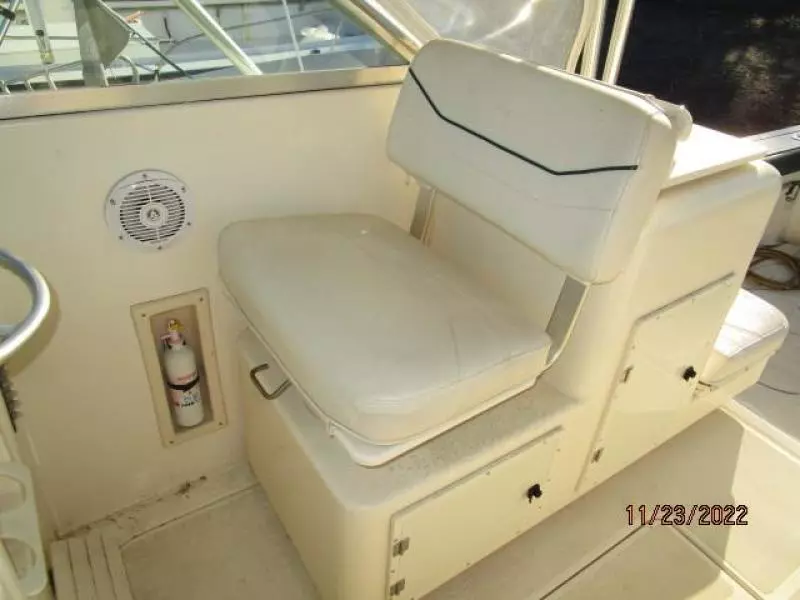 30' Pursuit helmseat