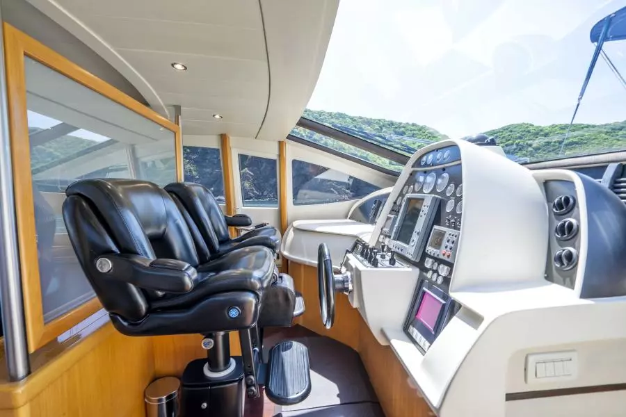 2005 Pershing 76 Motor Yacht - Denise - Helm