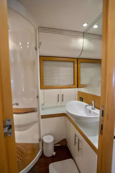 2005 Pershing 76 Motor Yacht - Denise - Forward VIP Stateroom Head