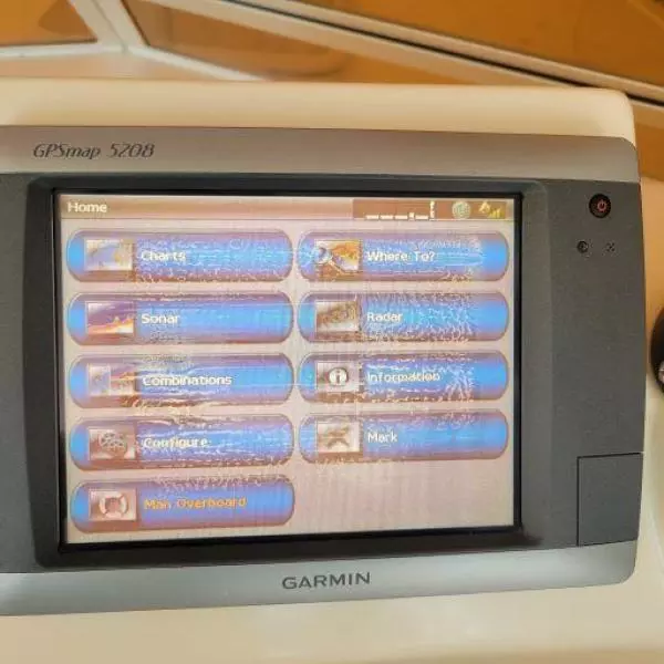 25' Carolina Classic helm multi-function display