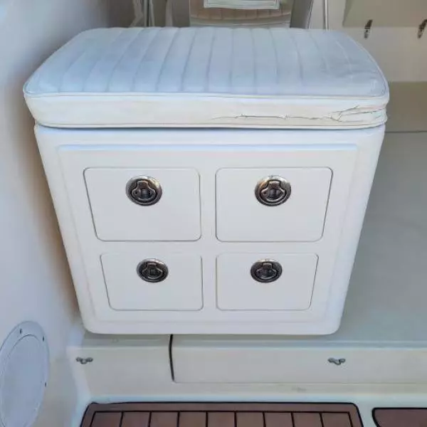 25' Carolina Classic helm port aft benchseat/storage