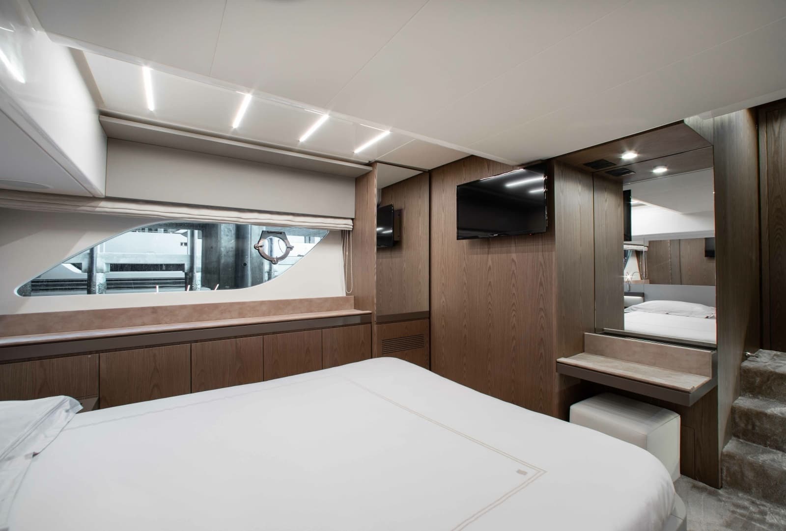 2022 Ferretti Yachts 550