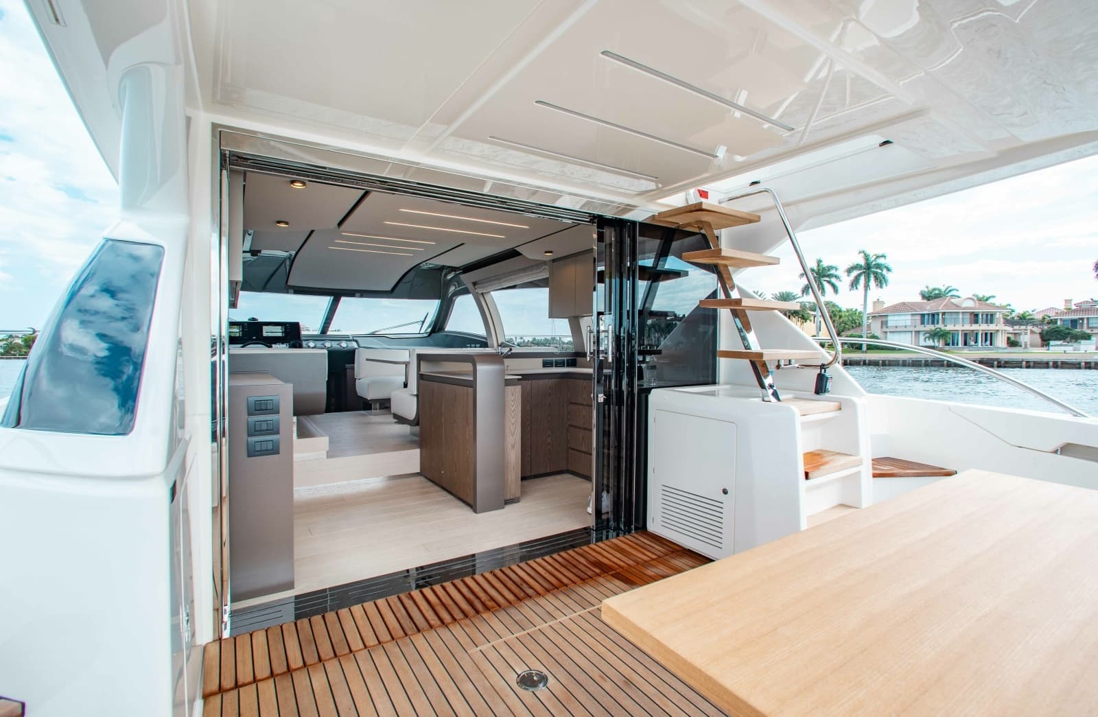 2022 Ferretti Yachts 550