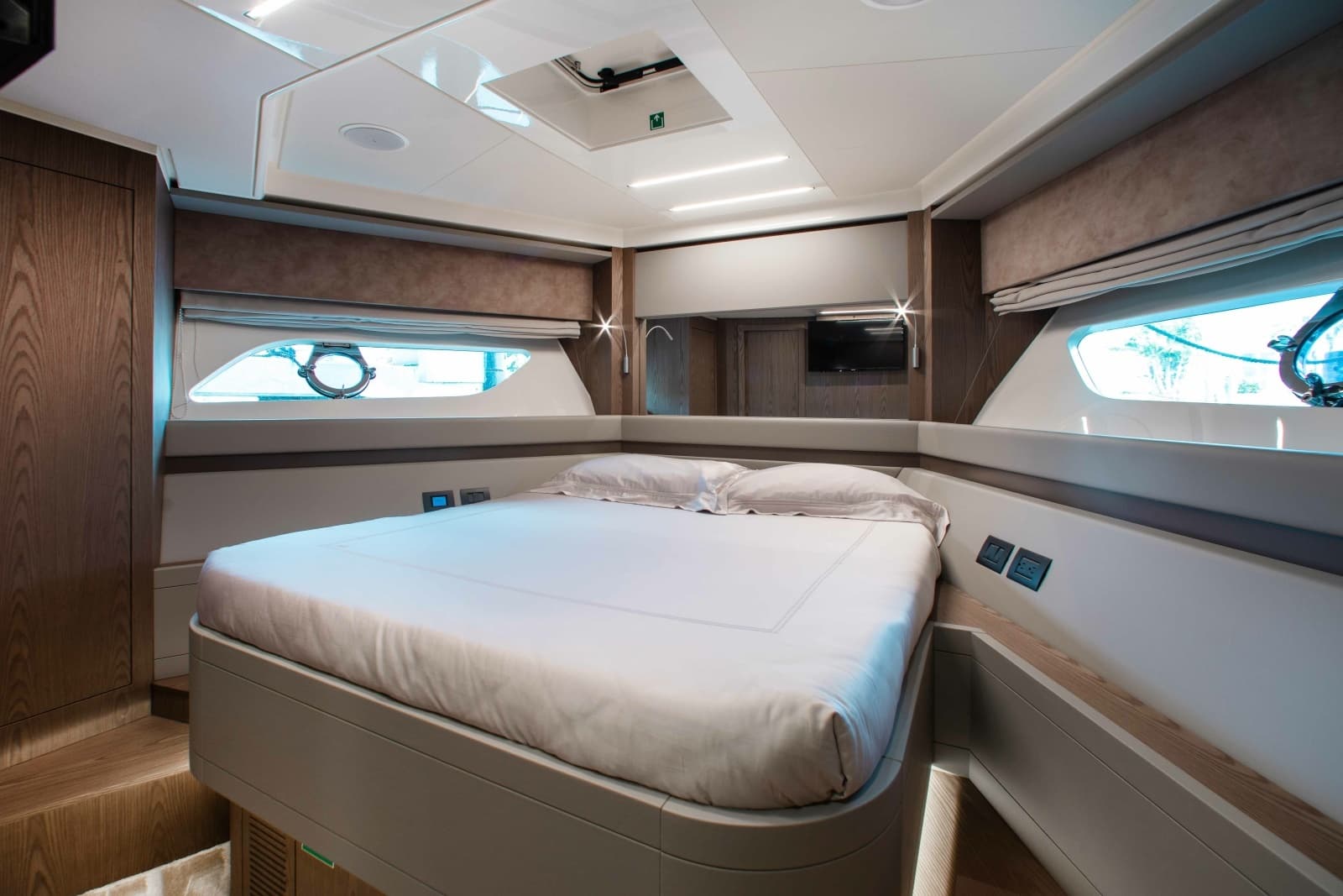 2022 Ferretti Yachts 550