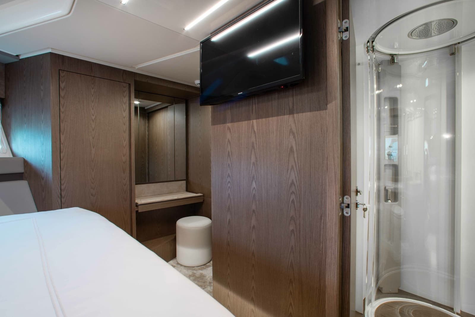 2022 Ferretti Yachts 550