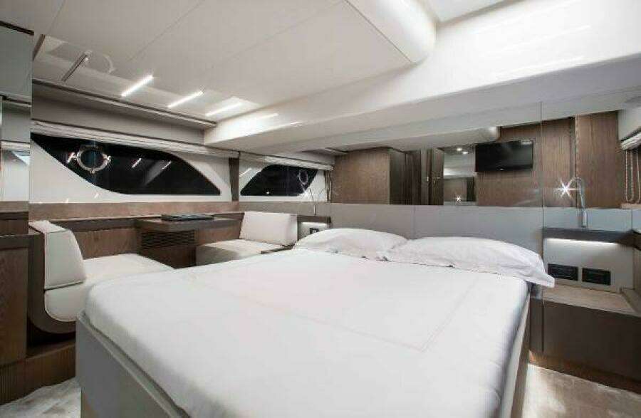 2022 Ferretti Yachts 550