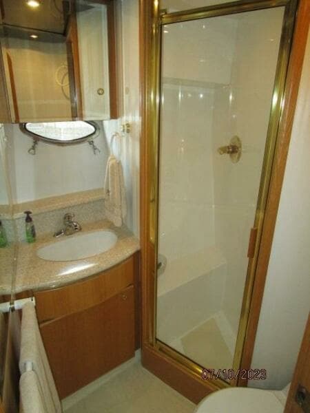 58' West Bay guest head