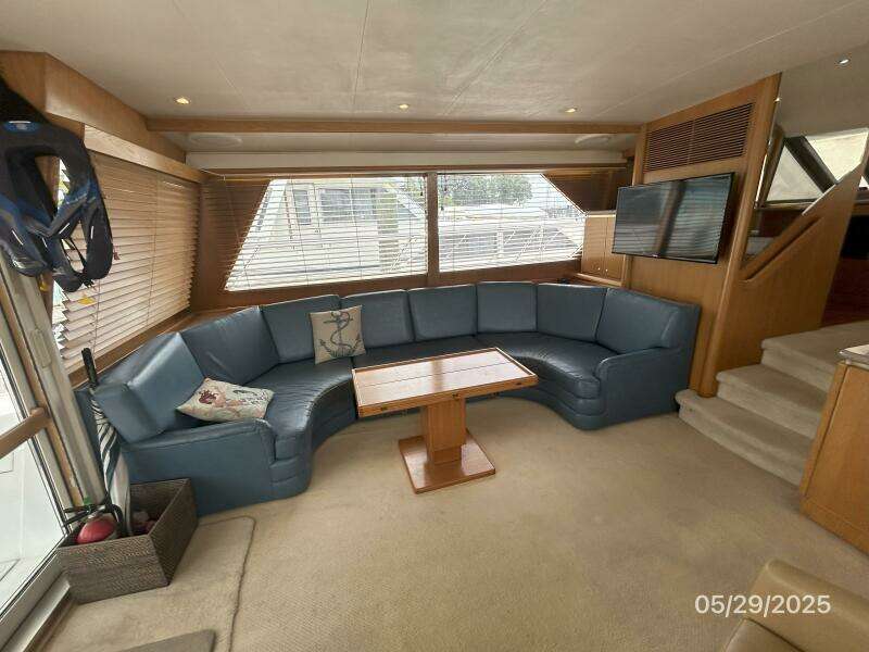 58' West Bay salon port