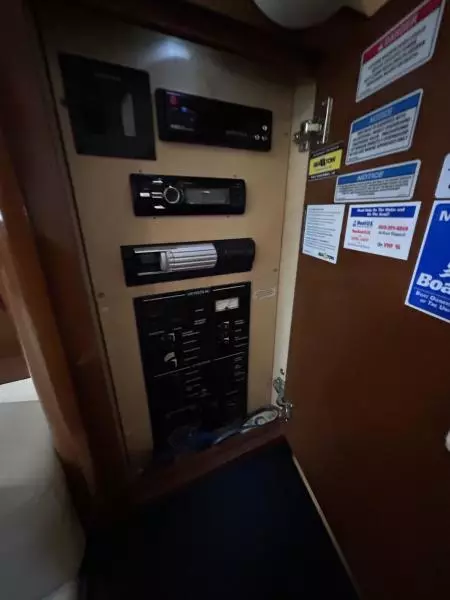 2009 Sea Ray 310 Sundancer  Andrews Place Electrical