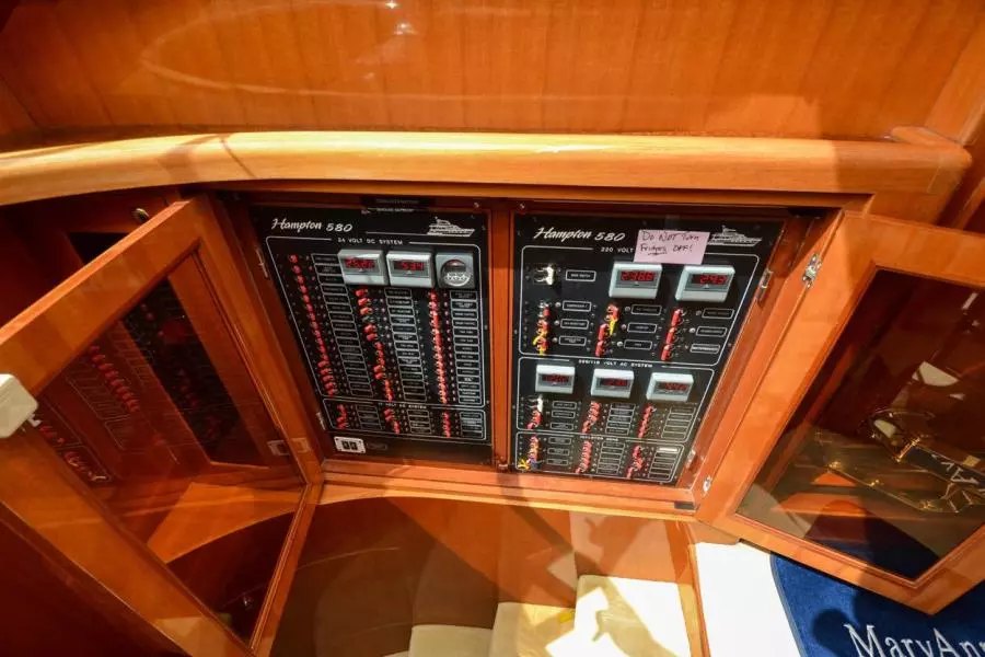 2009 Hampton 580 Pilothouse