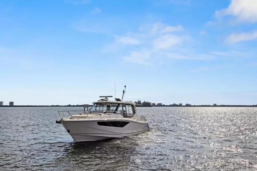 2022 Boston Whaler 405 Conquest