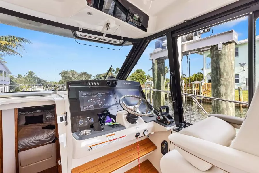 2022 Boston Whaler 405 Conquest