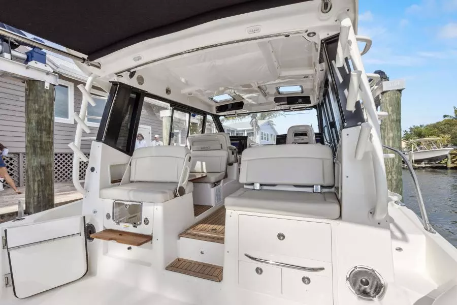 2022 Boston Whaler 405 Conquest