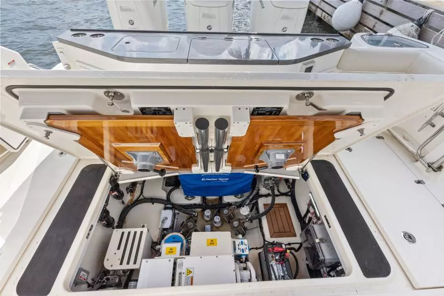 2022 Boston Whaler 405 Conquest