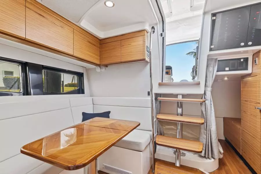 2022 Boston Whaler 405 Conquest