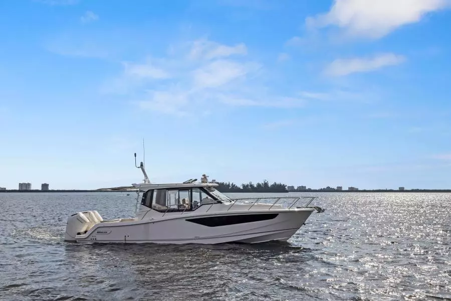 2022 Boston Whaler 405 Conquest