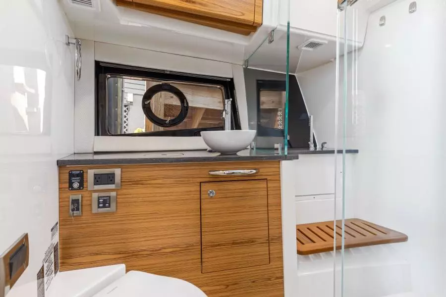 2022 Boston Whaler 405 Conquest