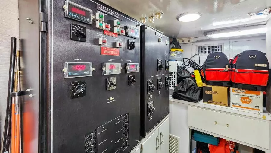 1998 Hatteras 82 Convertible