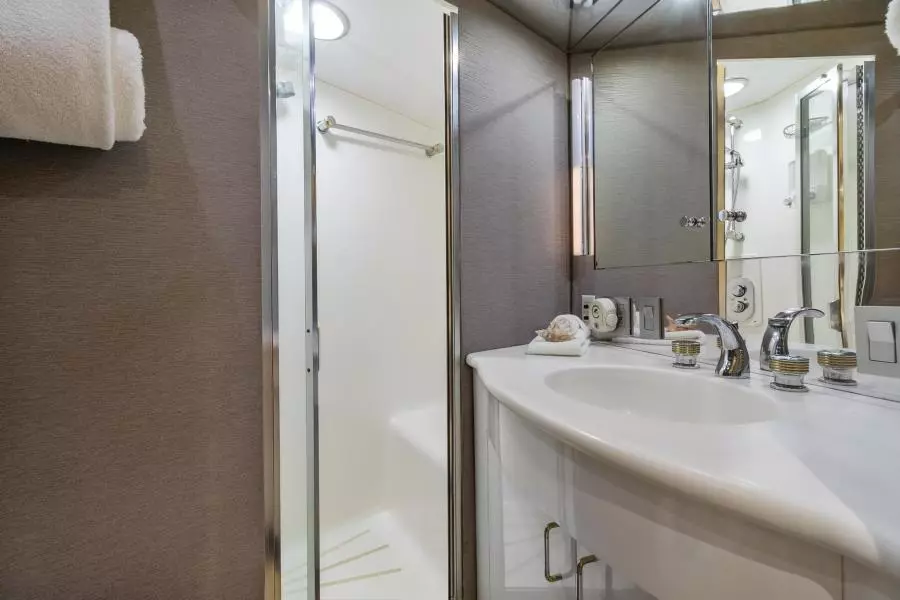 1998 Hatteras 82 Convertible