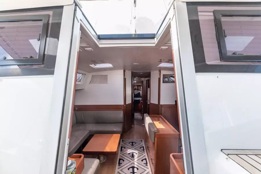 BeneteauSense2015 34_Cabin Entrance